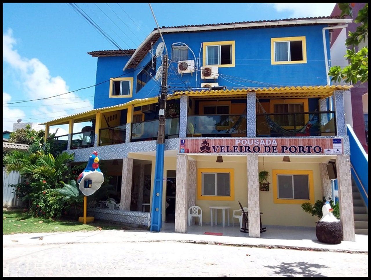 Um prédio azul com uma placa que diz centro de porto