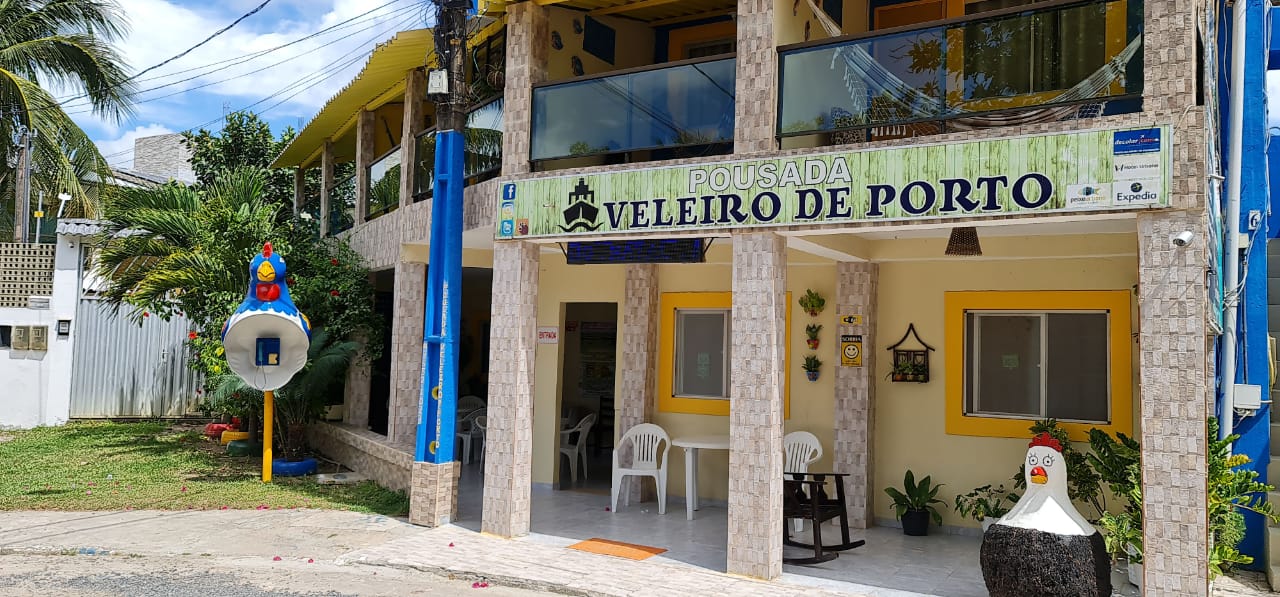 Um grande edifício com uma placa que diz veleiro de porto.