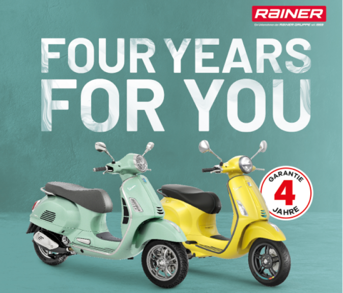 Eine Rainer-Werbung zeigt zwei Roller, einen mintgrünen und einen gelben, mit dem Text „VIER JAHRE FÜR SIE“.