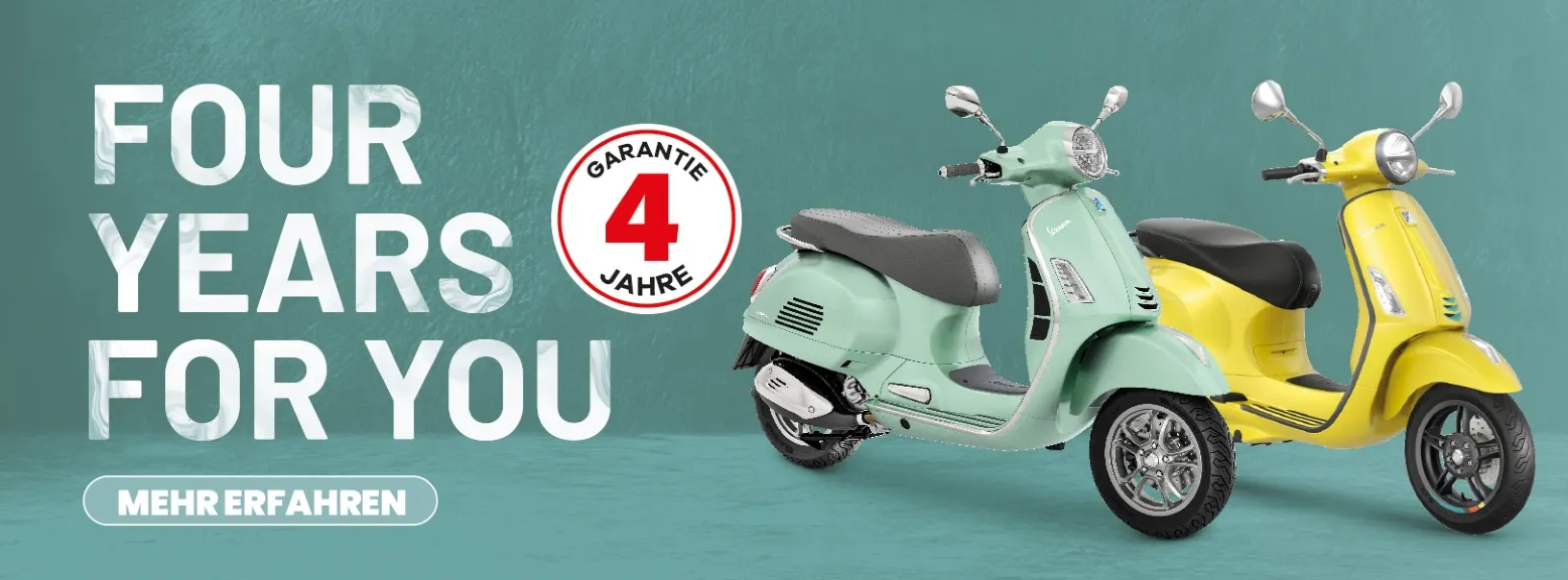 Werbegrafik mit zwei Vespa-Rollern, einem mintgrünen und einem gelben, mit dem Text „VIER JAHRE FÜR DICH“.