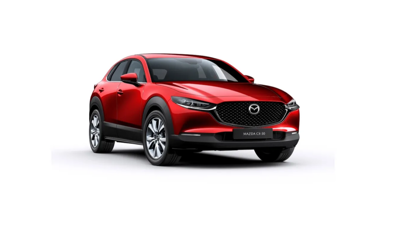 Ein leuchtend roter Mazda CX-30 SUV parkt vor einem schlichten weißen Hintergrund.