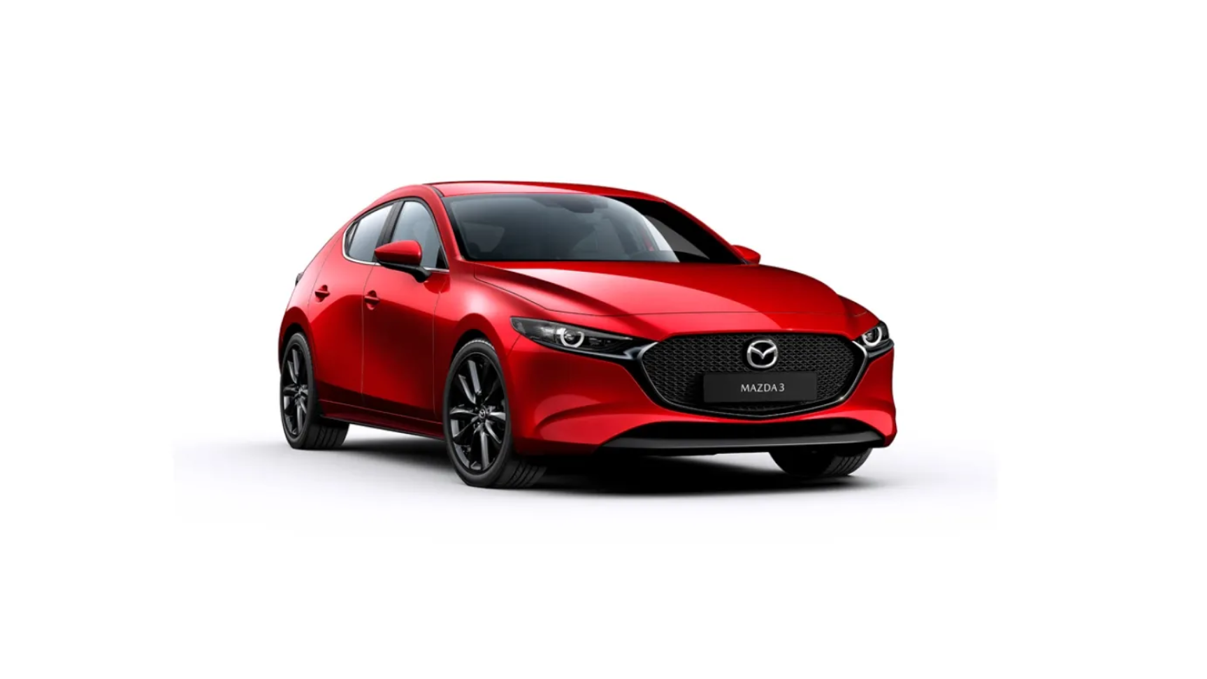 Ein leuchtend roter Mazda3 Schrägheckwagen, aus der Dreiviertelansicht von vorn vor einem schlichten weißen Hintergrund.