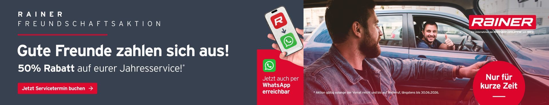 Eine Anzeige für Rainer-Autohäuser mit zwei Personen in einem Auto, die für einen Empfehlungsrabatt wirbt.