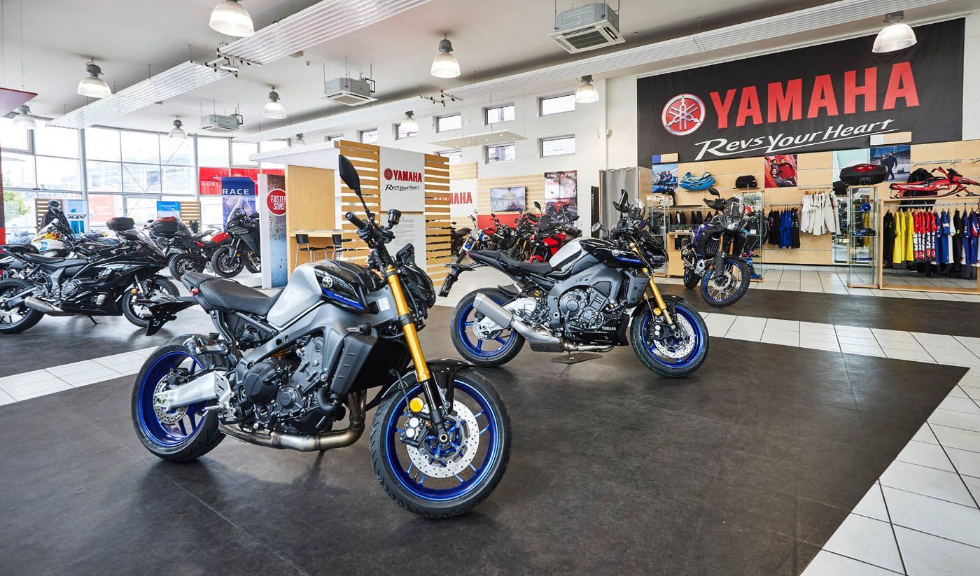 Ein Ausstellungsraum, in dem mehrere Yamaha-Motorräder präsentiert werden,