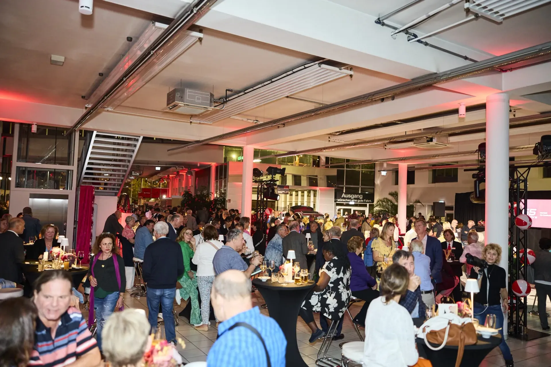 Ein überfüllter Veranstaltungsraum