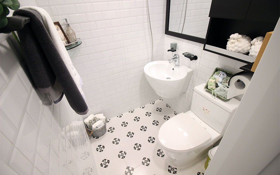 Beatiful bathroom renovation black and white eclectic