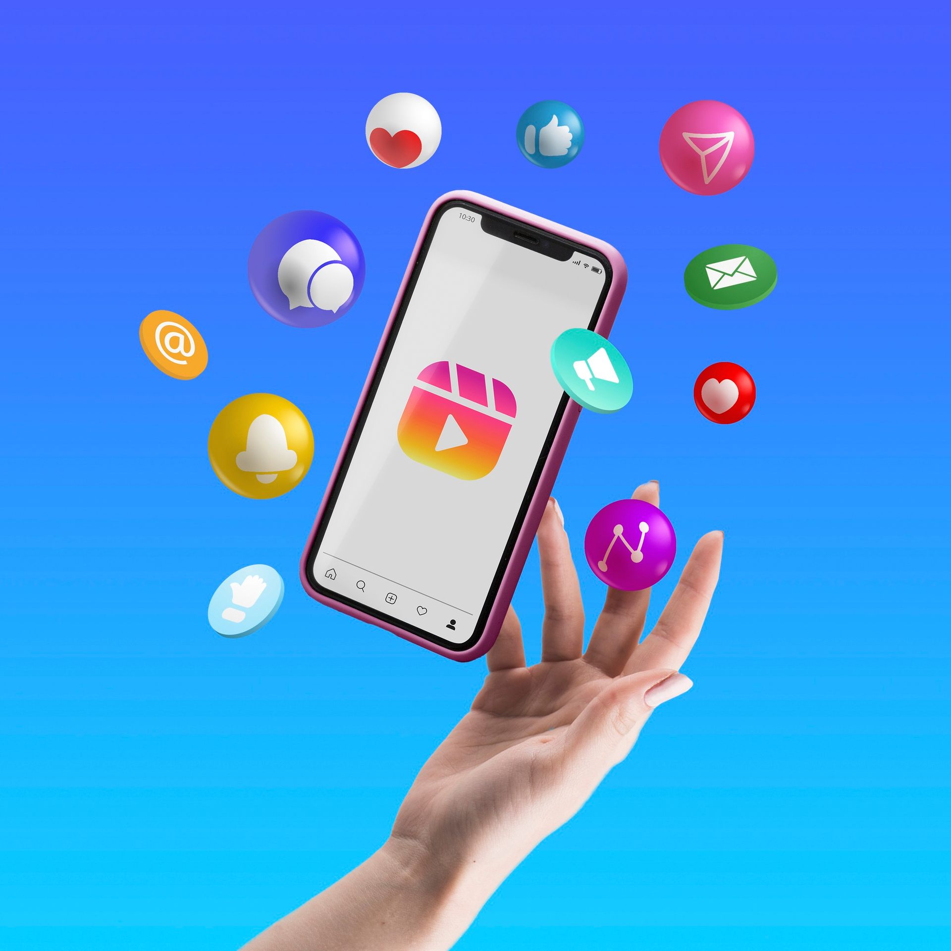 Mano sosteniendo un teléfono que muestra el ícono de Instagram Reels, rodeado de íconos de redes sociales sobre un fondo degradado azul.