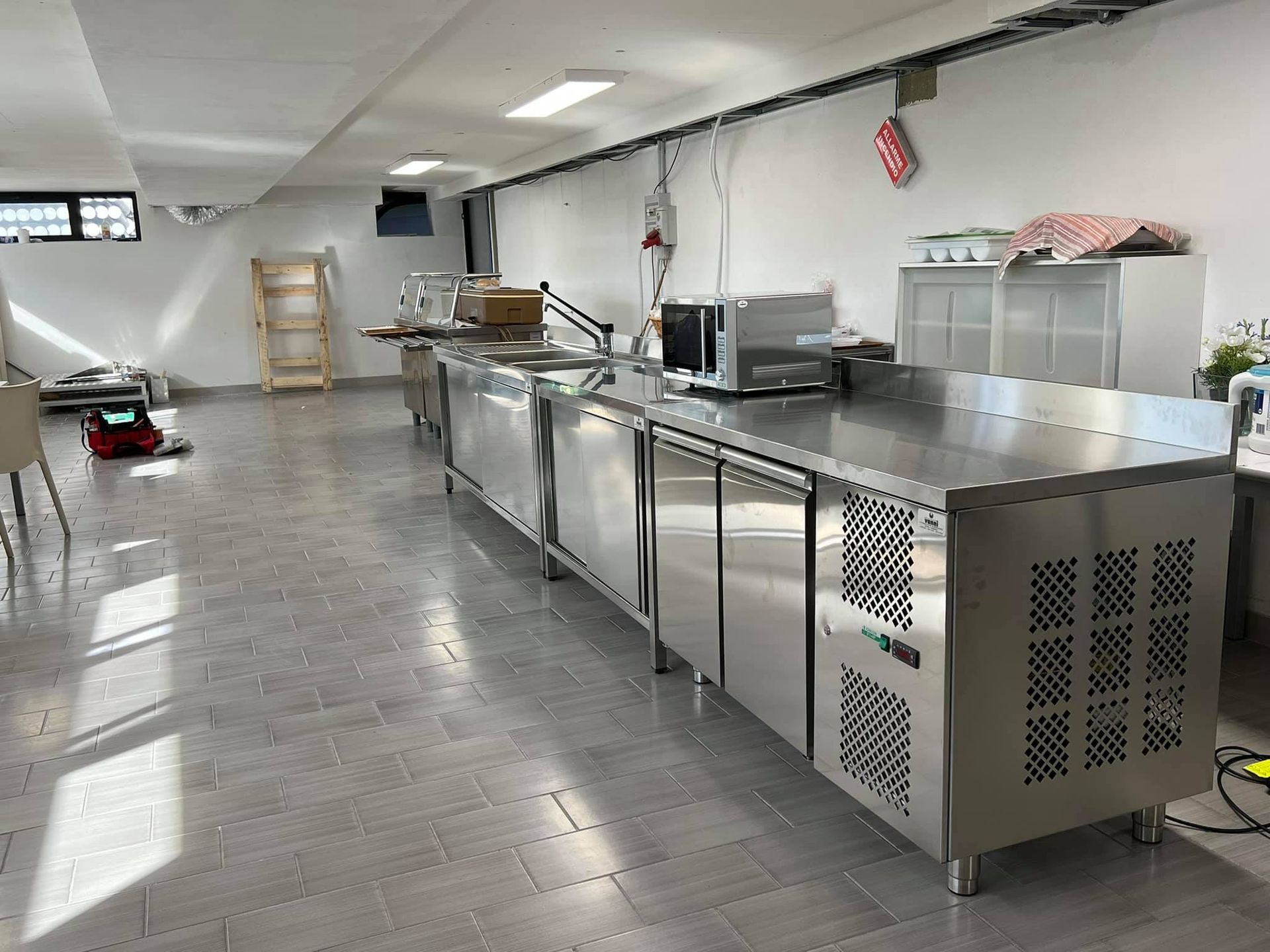 una cucina con elettrodomestici in acciaio inossidabile e un cartello con la scritta