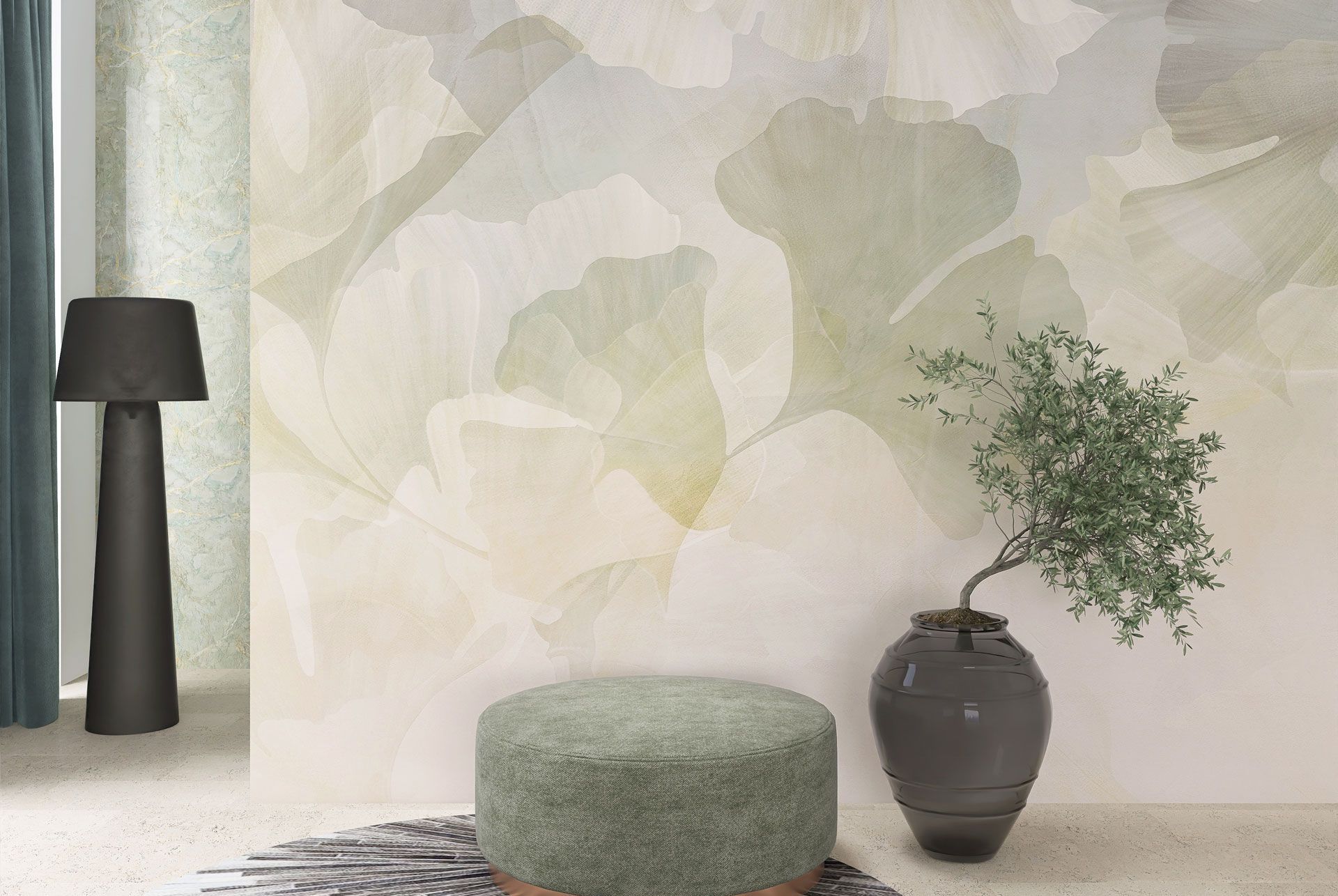 Una stanza con un murale a motivi di foglie, un pouf verde salvia, un vaso scuro con una piccola pianta e una lampada da terra alta.