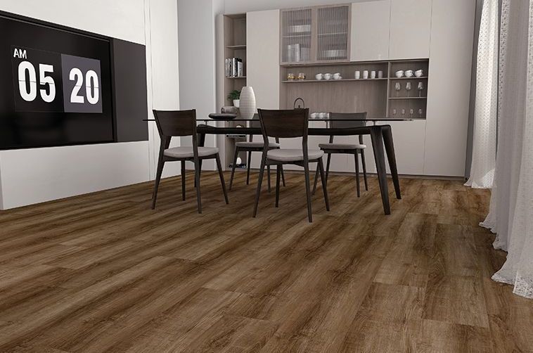 Una moderna zona pranzo con pavimento effetto legno, tavolo in vetro, sedie scure e orologio digitale a parete.