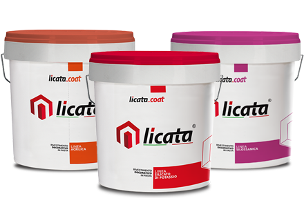 Tre secchi di vernice bianchi della marca Licata con coperchi arancioni, rossi e rosa ed etichette abbinate su sfondo bianco.