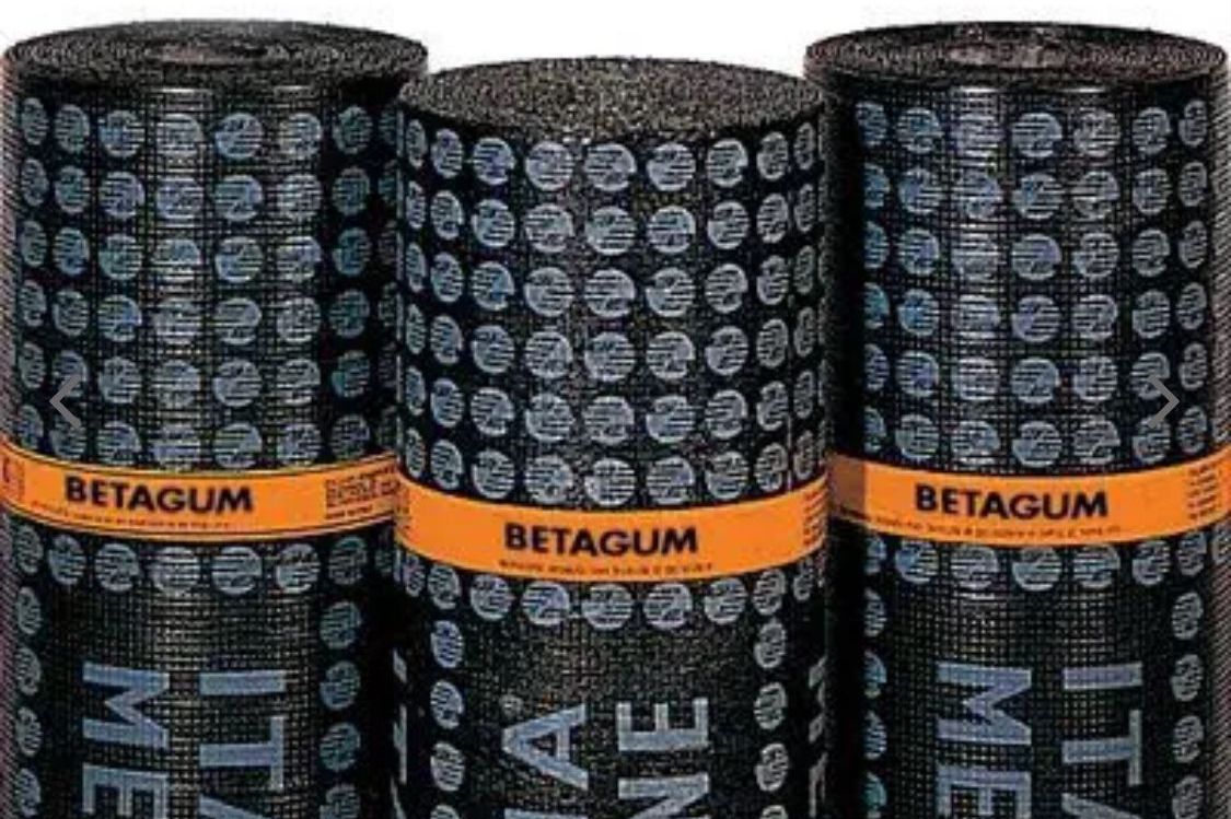 Tre rotoli di membrana impermeabile nera e zigrinata con etichette arancioni del marchio