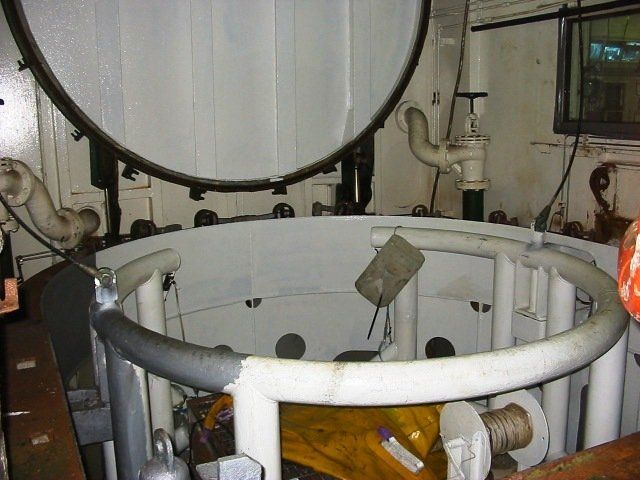 macchinario aperto durante ispezione