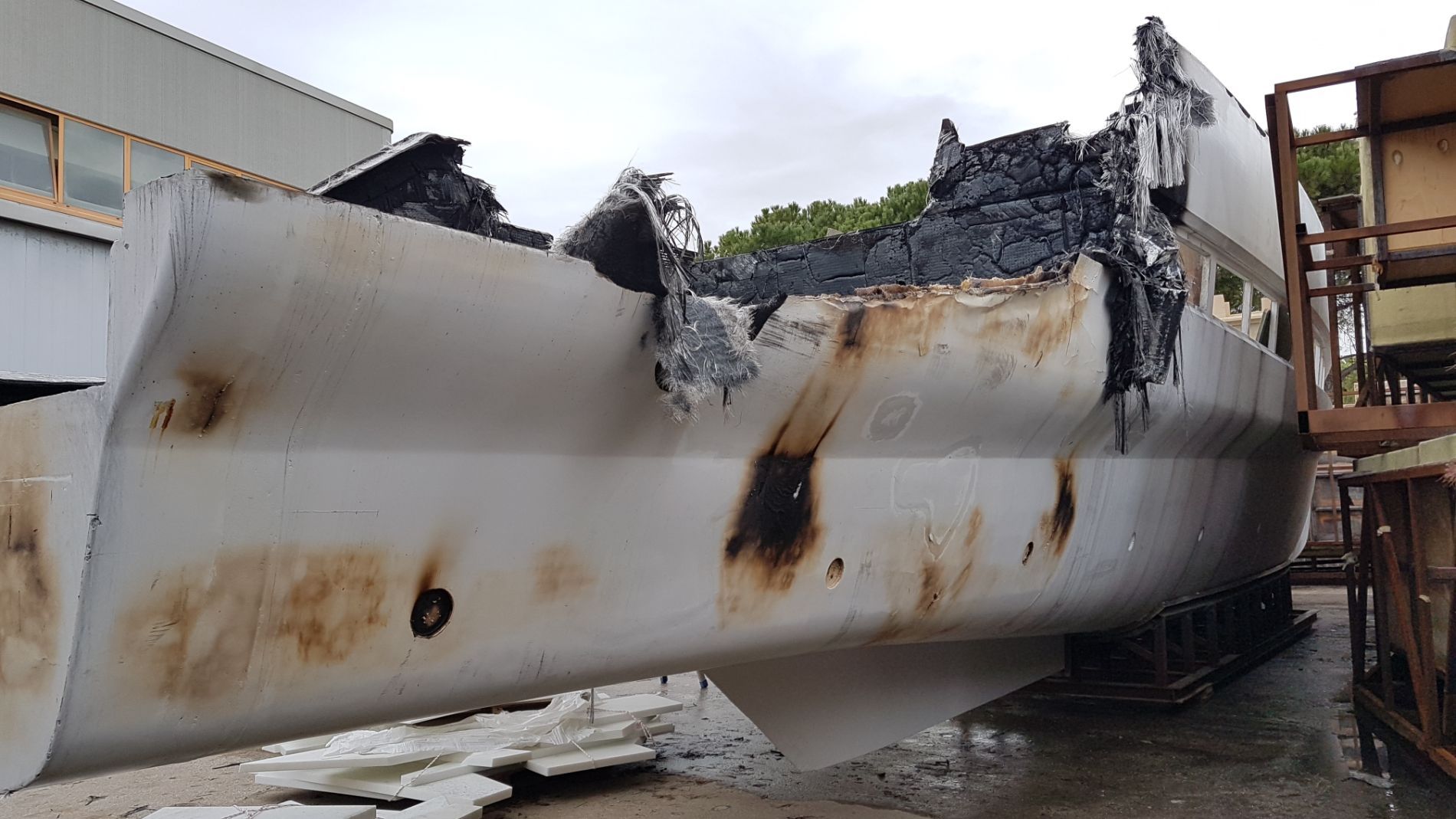 operatori durante ripristino imbarcazione