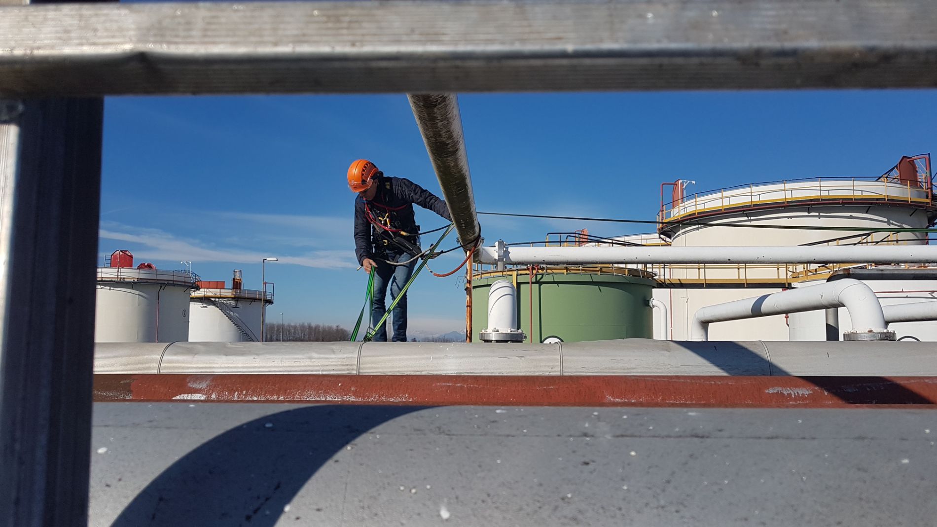 operatore in un deposito