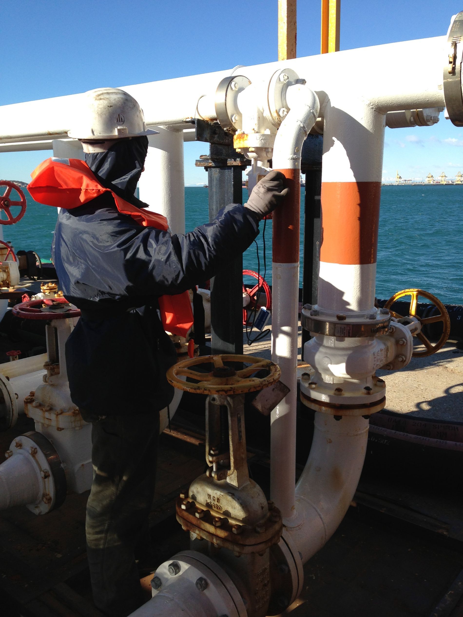 operatore mentre verifica dei condotti