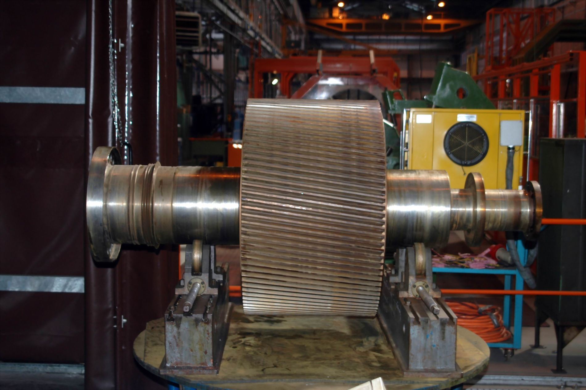 ispezione macchinari industriali di una catena produttiva