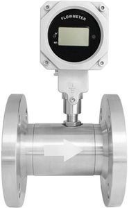 Un medidor de flujo de plata con pantalla digital, conexiones de brida y una flecha que indica la dirección del flujo.