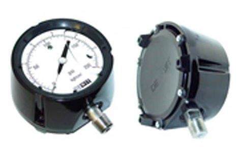 Dos manómetros negros con diales blancos y accesorios plateados, uno de frente y el otro mostrando la parte posterior.