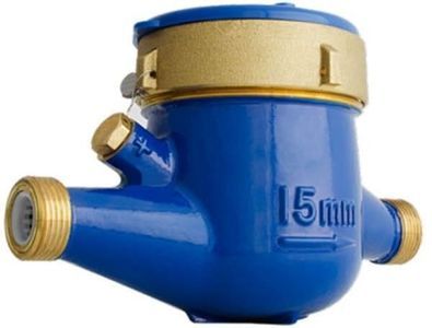 Contador de agua de color azul y latón con pantalla digital y marca de 15 mm.