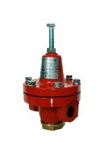 Válvula reguladora de presión roja con pernos y tornillo de ajuste superior.