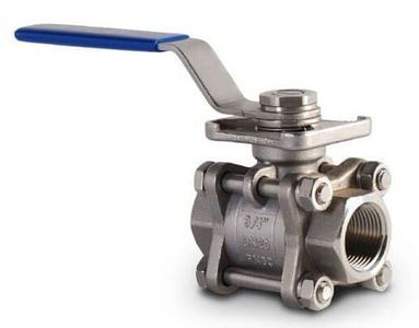 Válvula de bola de acero inoxidable con manija azul, abierta.