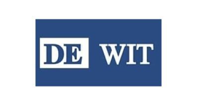 Logotipo de DE WIT sobre fondo azul. «DE» en recuadro blanco.