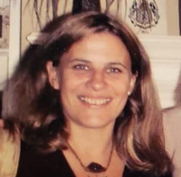 Una mujer con cabello rubio está sonriendo para la cámara.