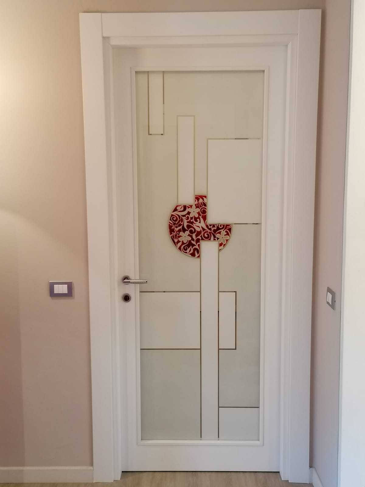 montaggio porte interne con cristallo decorato