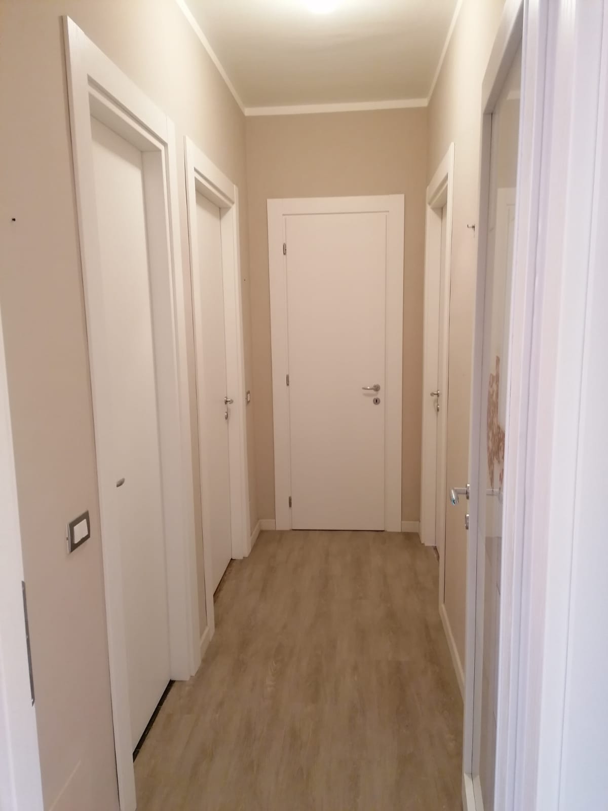 installazione porte interne con cristallo decorato