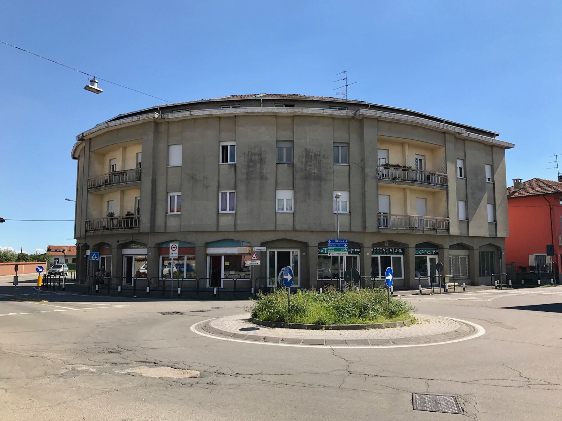 portone d'ingresso e infissi