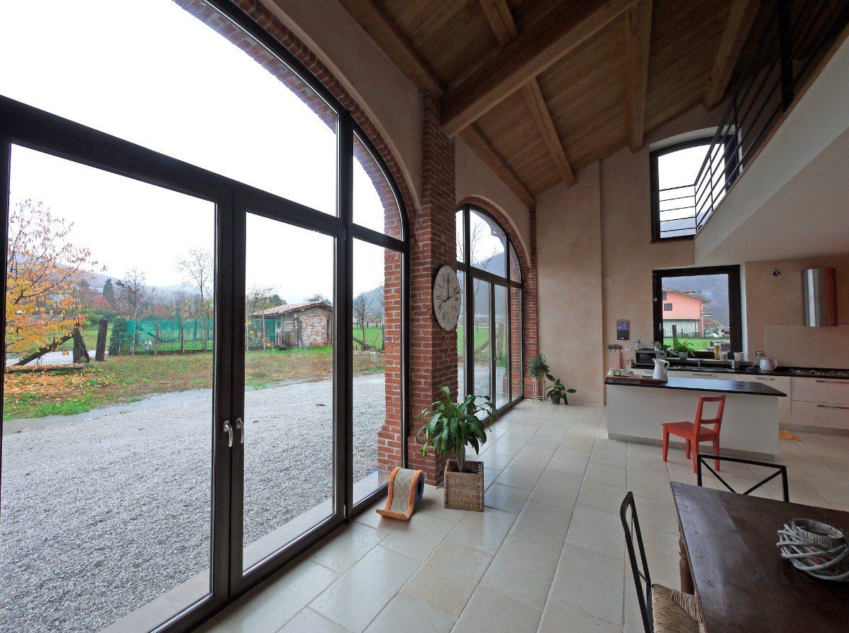 ampia finestra ad arco