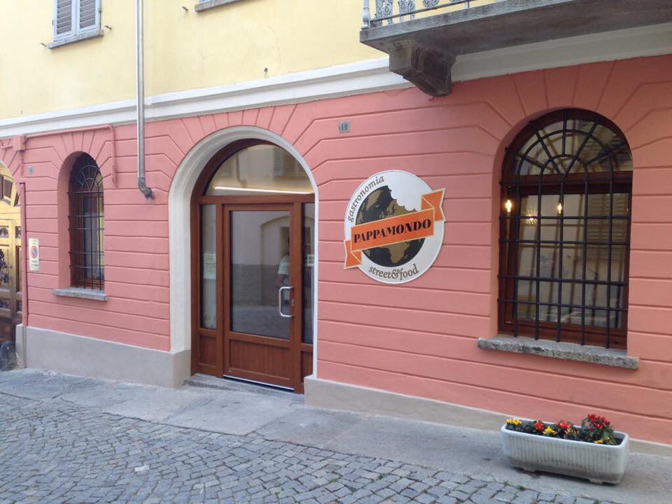 ingresso e finestre per attività commerciale