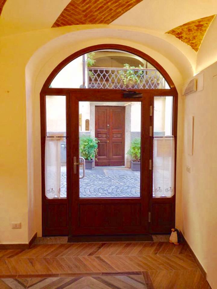 portoncino per attività commerciale