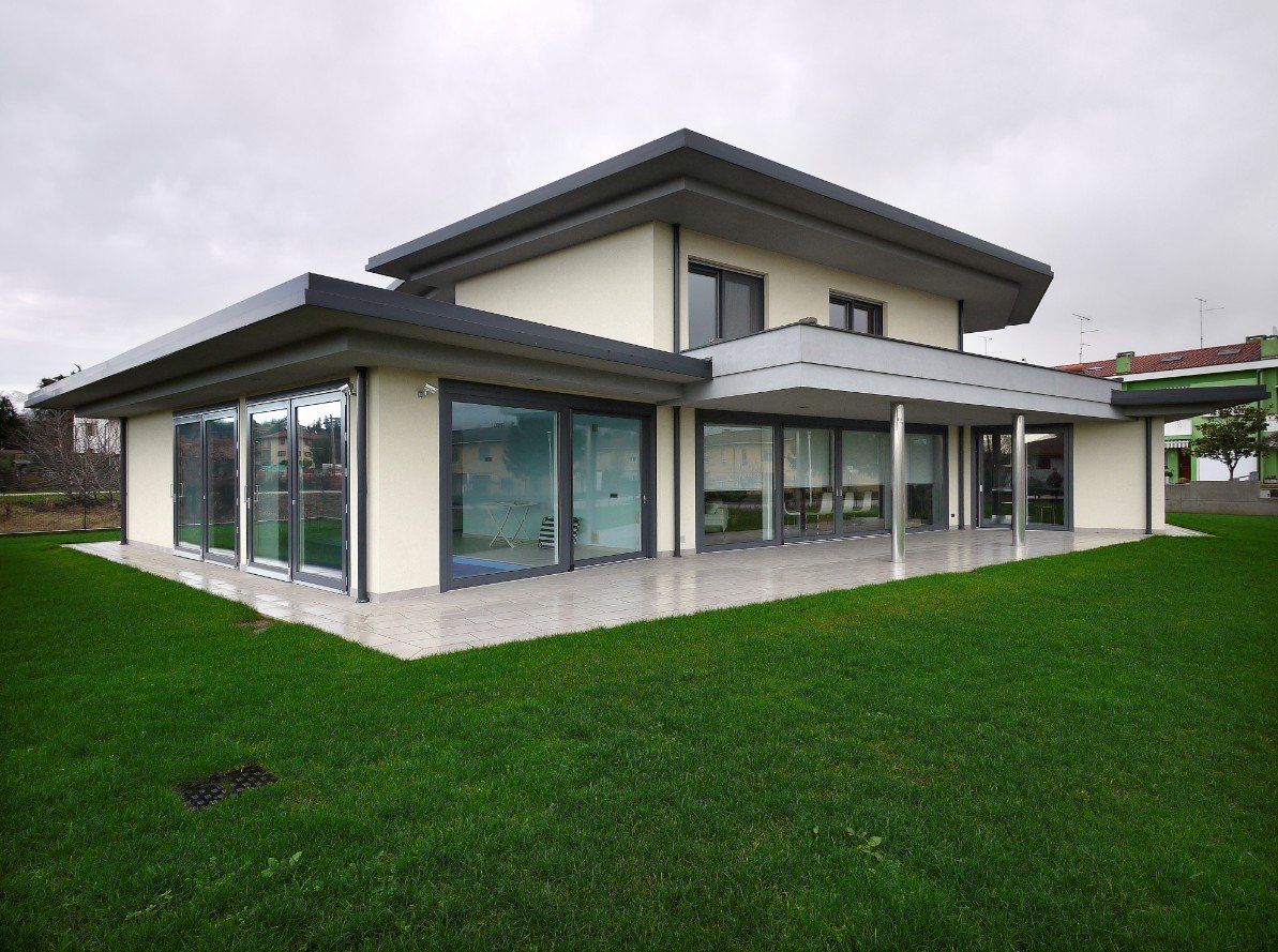 finestroni scorrevoli per villa