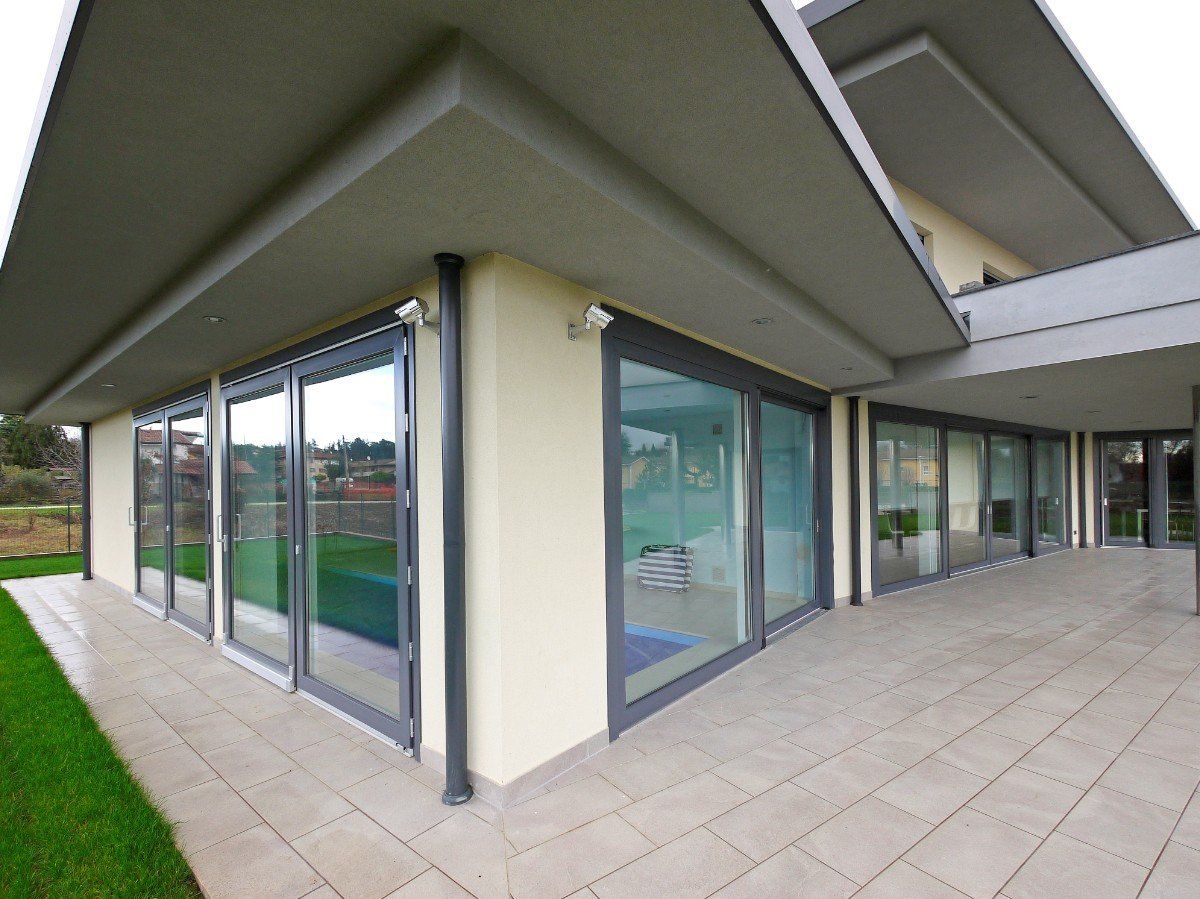 finestre scorrevoli per casa con piscina