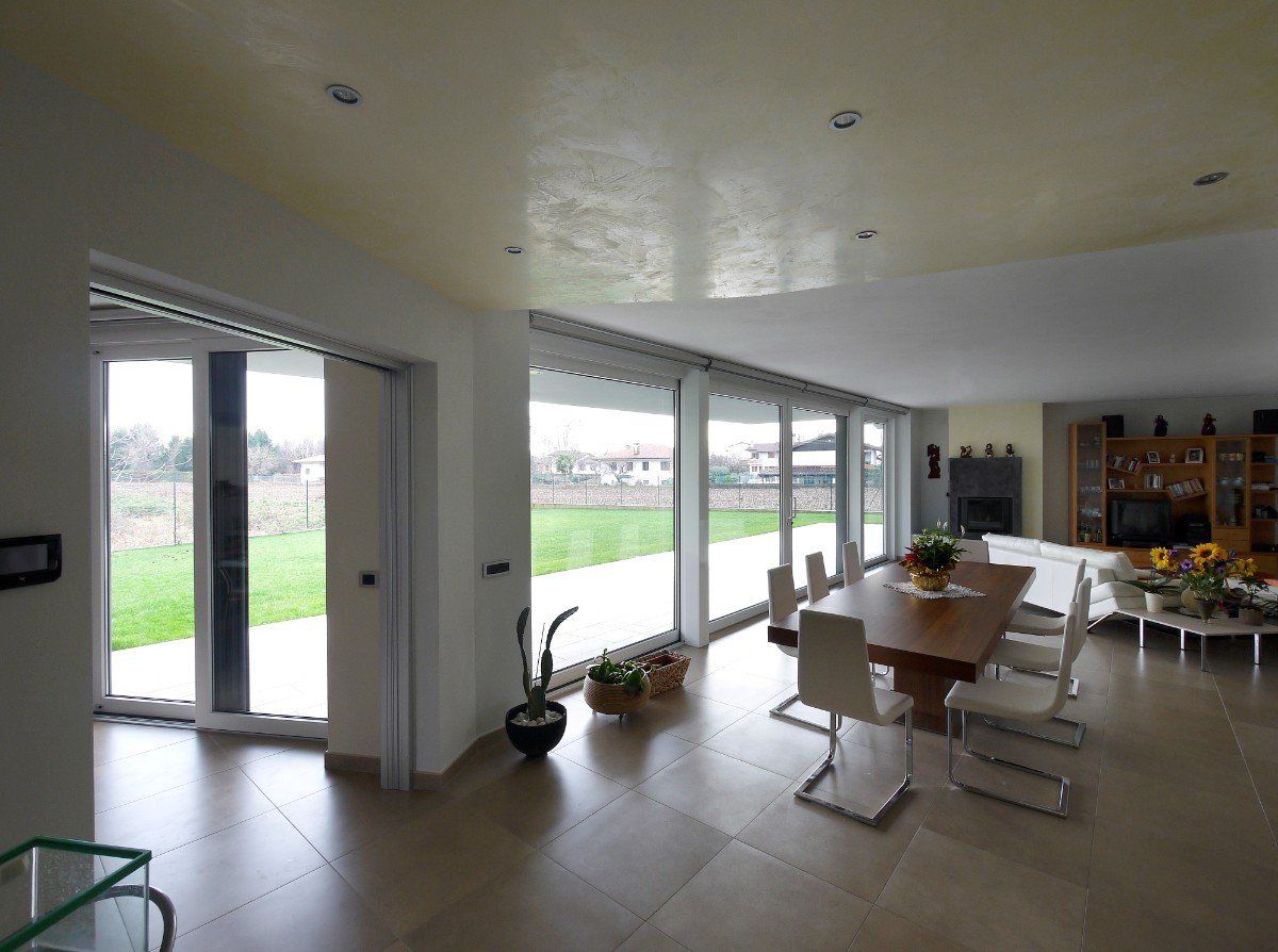 finestroni scorrevoli per casa con piscina