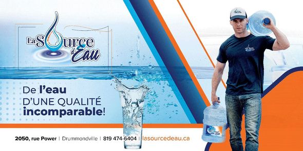 Publicité pour une eau minérale française en bouteille : un homme tient une carafe d’eau à côté d’un logo bleu vif et d’un texte vantant la qualité.