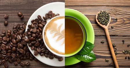 Image divisée du café et du thé : expresso en grains sur une assiette blanche, thé vert dans une tasse, thé en vrac sur une table en bois.