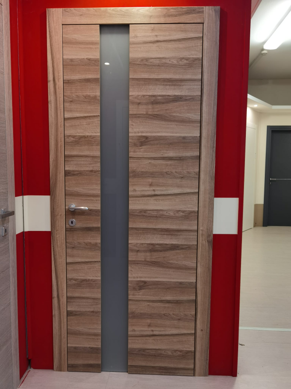 Una cucina e zona pranzo luminose e moderne con mobili bianchi, pavimenti in piastrelle effetto legno e un armadio con ante a specchio dal pavimento al soffitto.