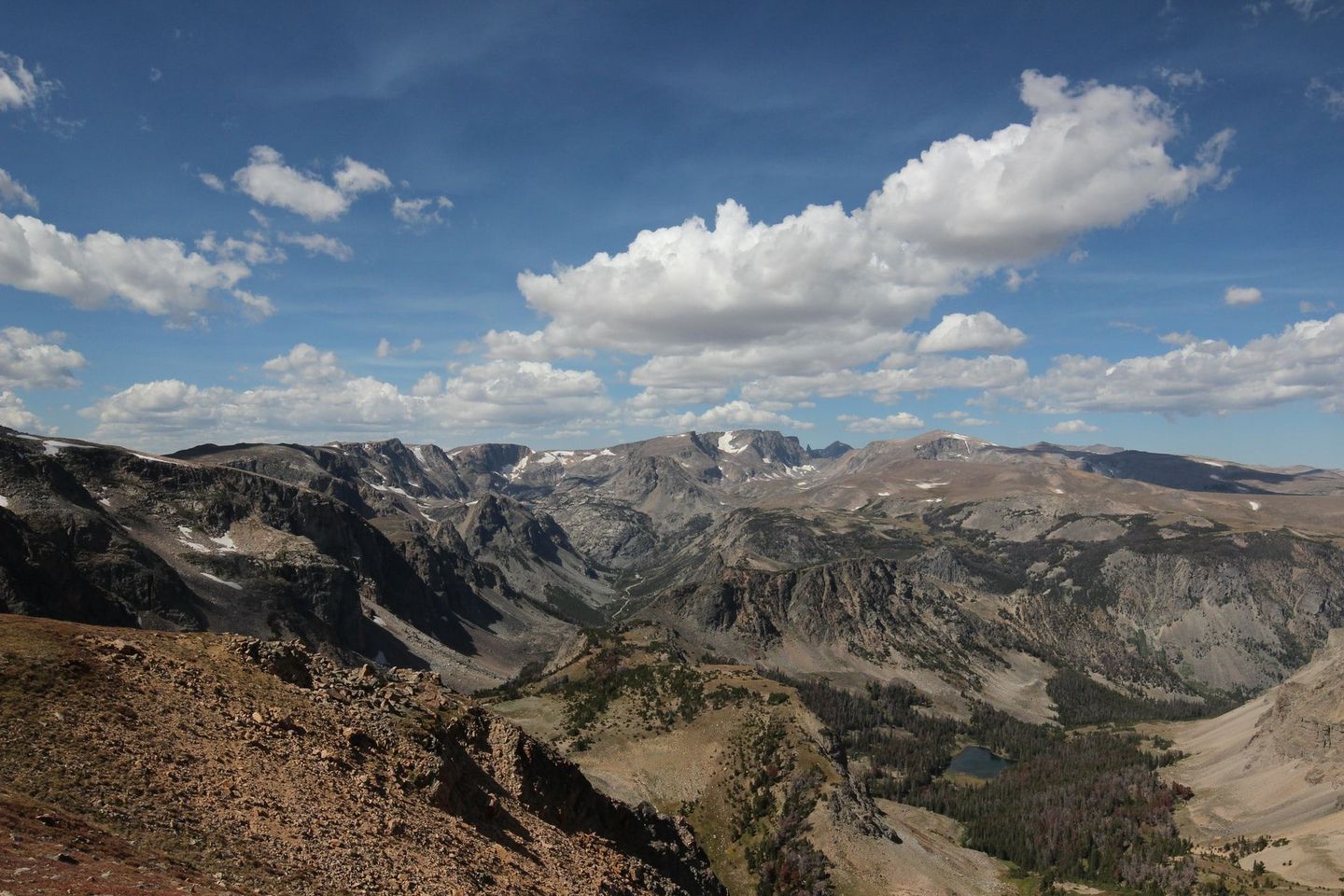 A view of a mountain range from the top of a mountain.