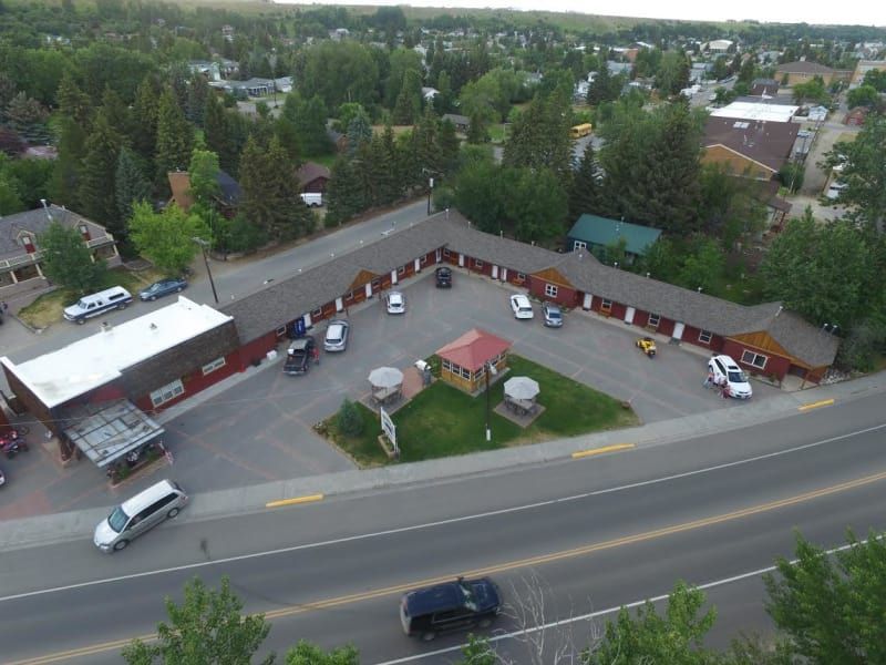 An aerial view of a motel with cars parked in front of it.