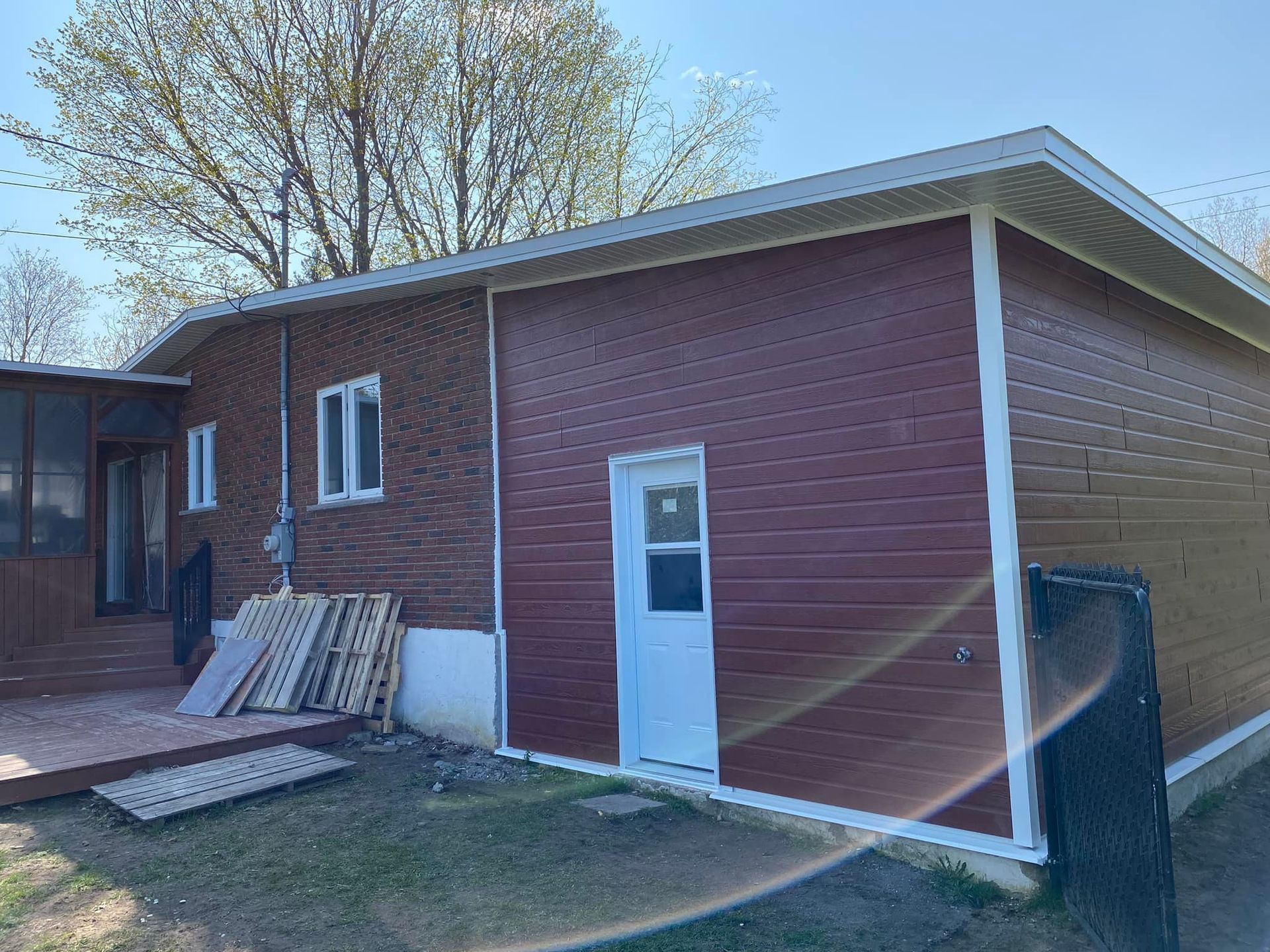 Grille d'aération de plancher en bois avec fentes horizontales, encastrée dans un plancher à grain de bois.
