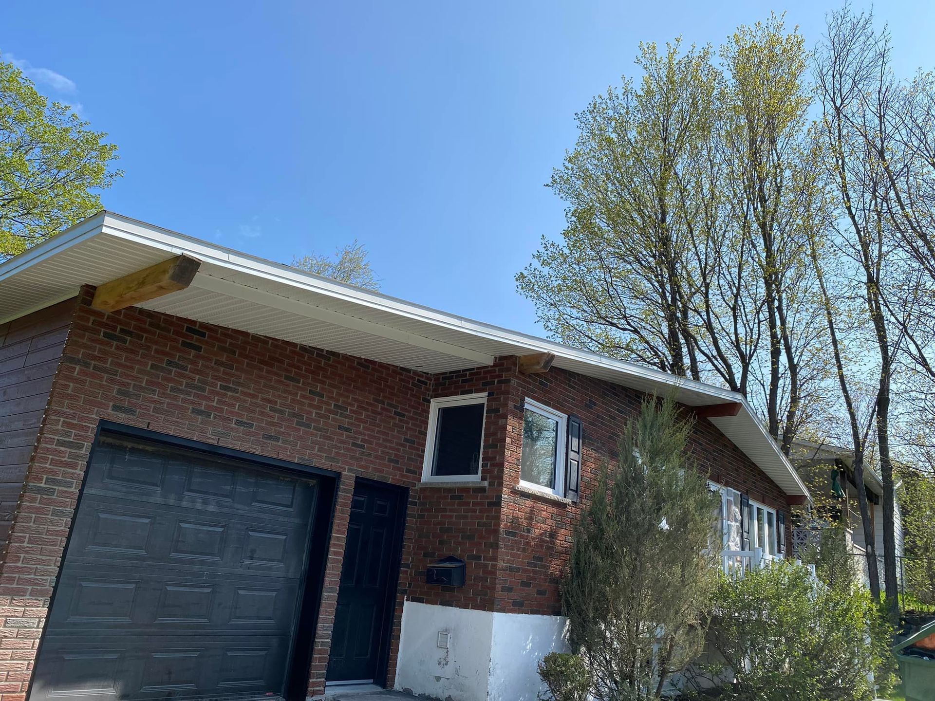 Grille d'aération de plancher en bois avec fentes horizontales, encastrée dans un plancher à grain de bois.