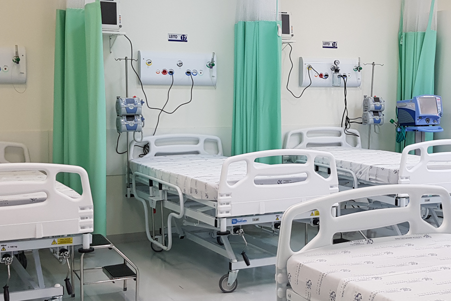 uti  com leitos separados por cortinas verde claro