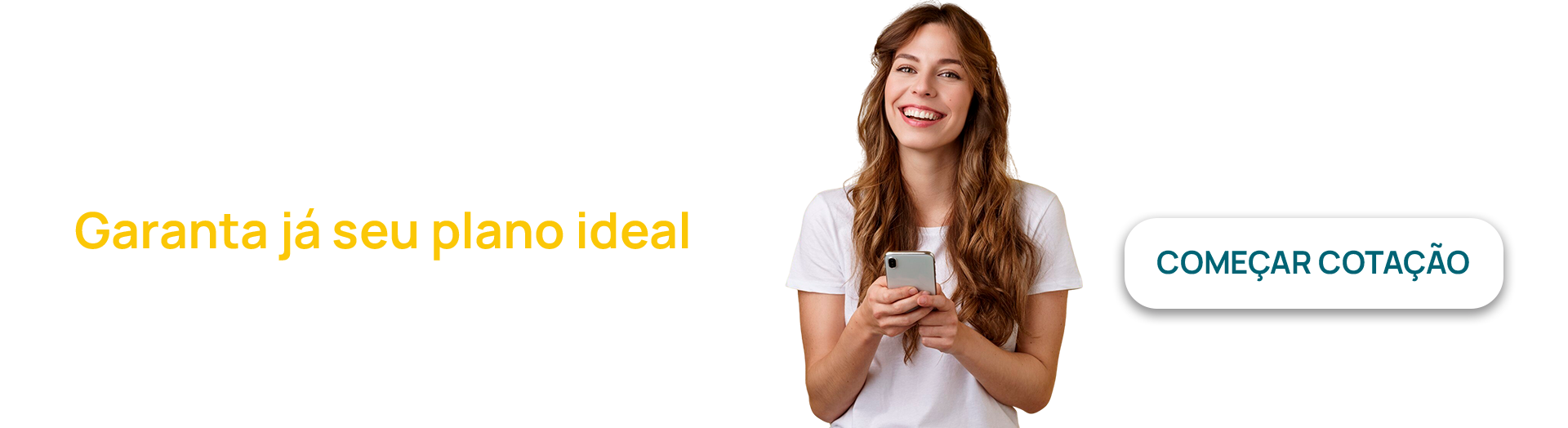 Uma mulher está segurando um celular nas mãos e sorrindo.