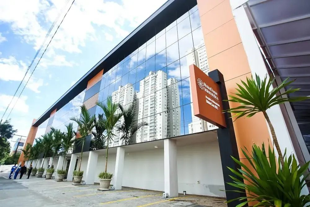 Um grande edifício com uma placa que diz 'instituto'