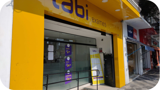 Um prédio amarelo com a palavra tabi nele