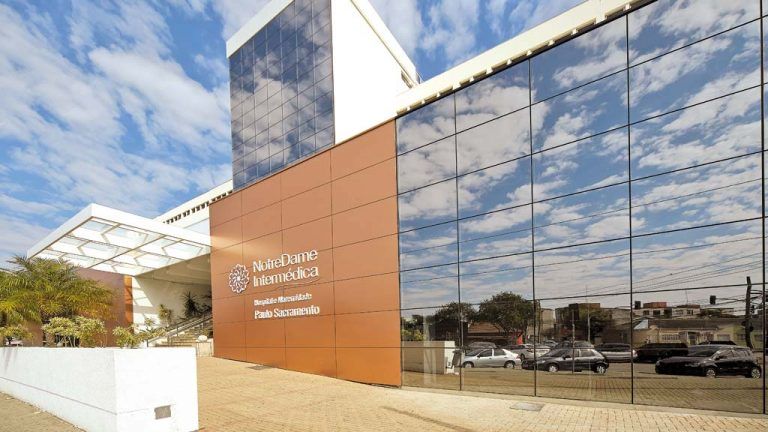 Um grande edifício com uma placa que diz 'instituto'