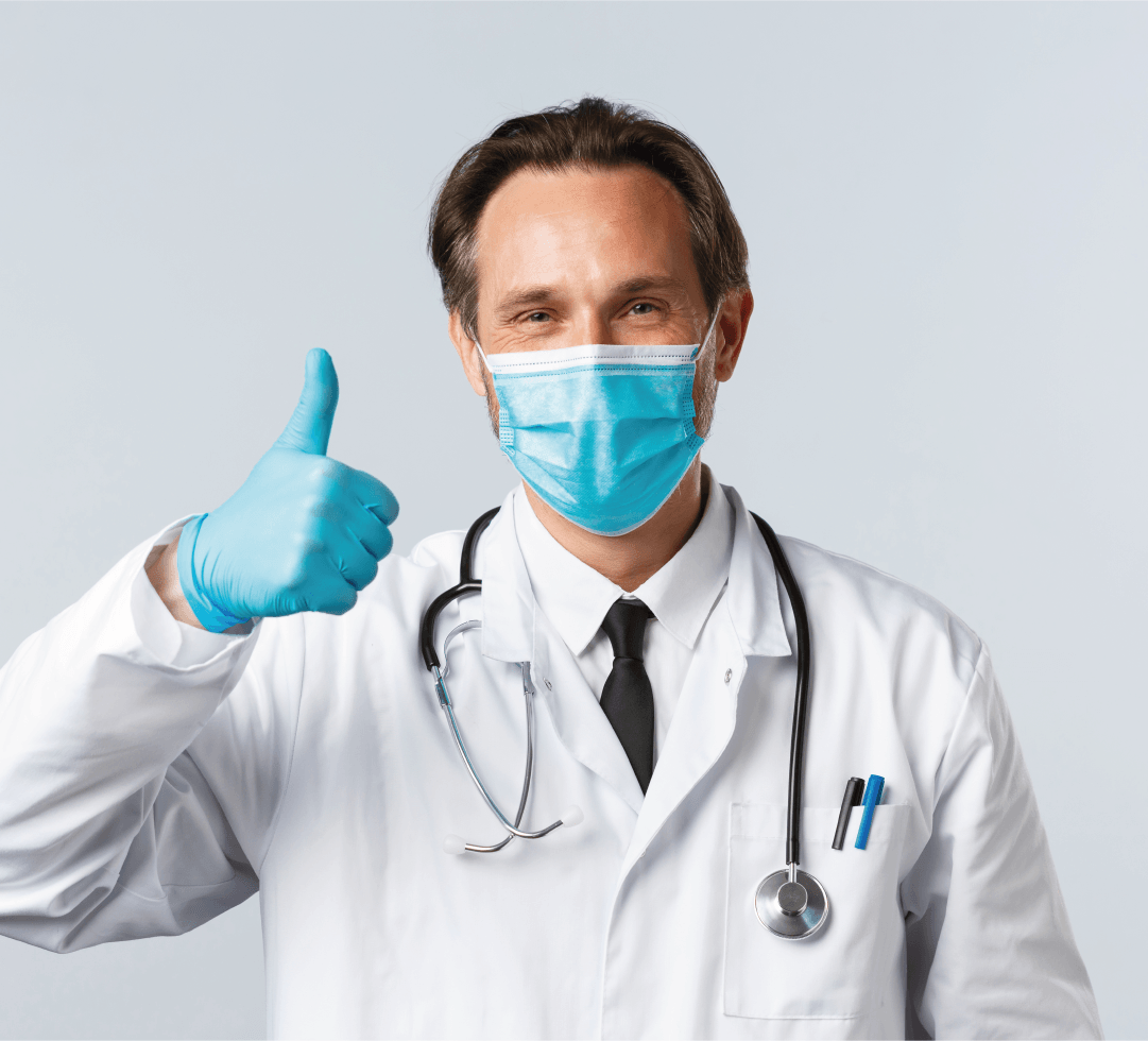 medico com mascara fazendo joia